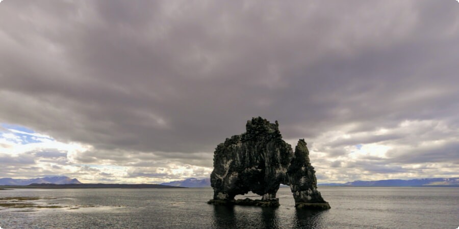 Hvitserkur: de majestueuze basaltstapel van IJsland die uit de zee oprijst